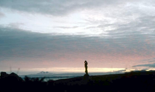 À Port aux Français (PAF), la statue notre-Dame des Vents au coucher du soleil et sur fond de mont Ross