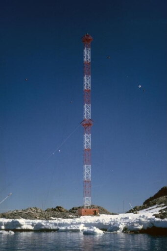 Le pylône du sondeur ionosphérique vu depuis la mer.