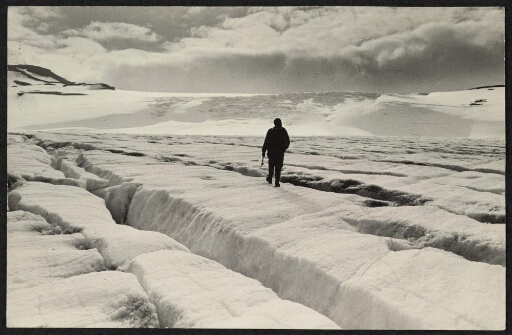 Un homme remonte vers la branche occidentale d'un glacier. A droite, le nunatak de la Diosaz