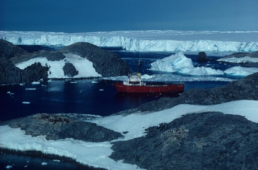 Le Polarbjorn manœuvre entre les îles des Pétrels et Jean Rostand. A l'arrière plan, l'Astrolabe.
