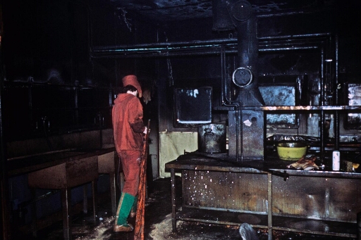 Le bâtiment séjour ravagé par un incendie le 23.07.1973. Remise en état par les hivernants : la cuisine. Lionel Chapuis.