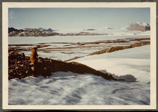 Vue sur un petit village près de la mer gelée et d'un glacier- mission du CNRS 1966