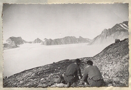 Hommes qui cherchent leur chemin au sommet d'une montagne, au dessus des nuages sur le Blomstrand