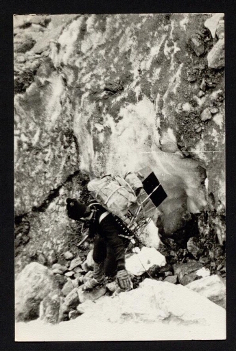 Gros plan sur la descente du membre de l'expédition qui marche avec sa tenue d'alpinisme - mission du CNRS 1965