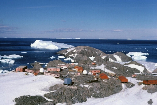Vue aérienne, vers le nord-est, de la base en direction des îles Buffon et Claude Bernard. Mer libre à perte de vue. Icebergs.