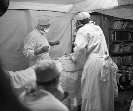 Intervention chirurgicale : dans une salle d'opération improvisée, le médecin Jean Cendron et ses assistants opèrent Claude Tisserand d'une occlusion intestinale.