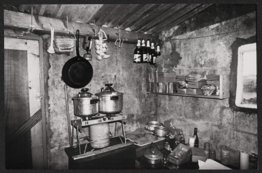 L'intérieur d'une cuisine, des ustensiles de cuisine et des denrées alimentaires