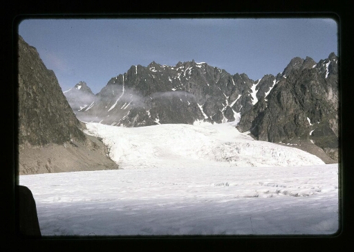 Vue sur un glacier et des montagnes enneigées  - mission CNRS 1965 -vue 2