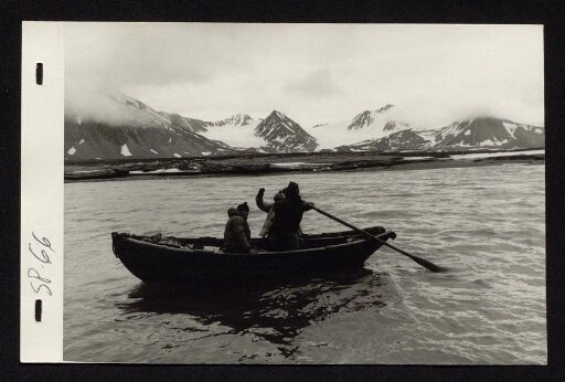 Trois hommes qui rient dans une barque -  mission du CNRS 1966