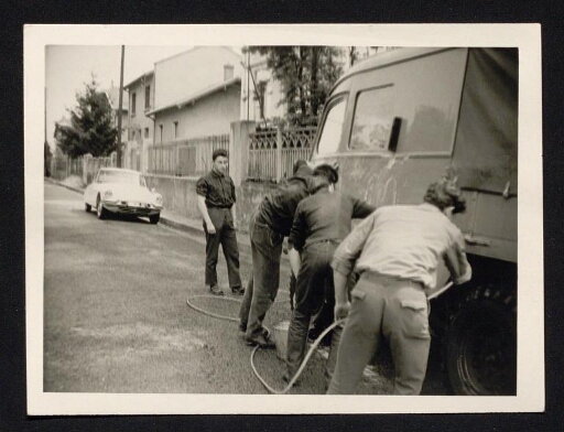 Préparatif de l'expédition au Spitzberg de 1963 à Caluire; nettoyage du camion CNRS - mission CNRS 1963 - vue 2