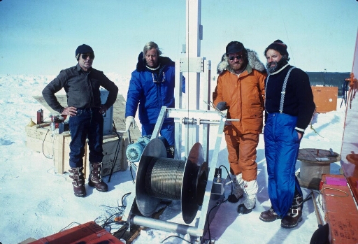 A Dôme C, sur le chantier de forage glaciologique profond, l'équipe franco-argentine. A gauche les français, le mécanicien Camille Marinier et le glaciologue Claude Rado.