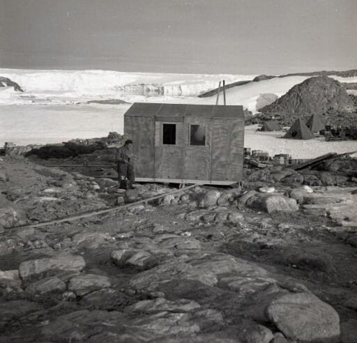 Le menuisier-charpentier Jacques Duhamel pour la construction de la première base dans l'archipel de Pointe géologie.