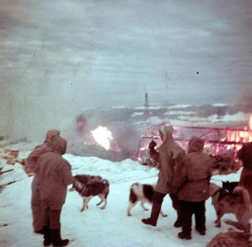 L'incendie de la base de Port-Martin s'est déclaré à 3:20 le 23 janvier 52. Les hommes impuissants et les chiens assistent au désastre.