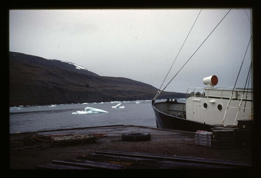 Un quai au Spitzberg, un navire à quai - mission CNRS 1965