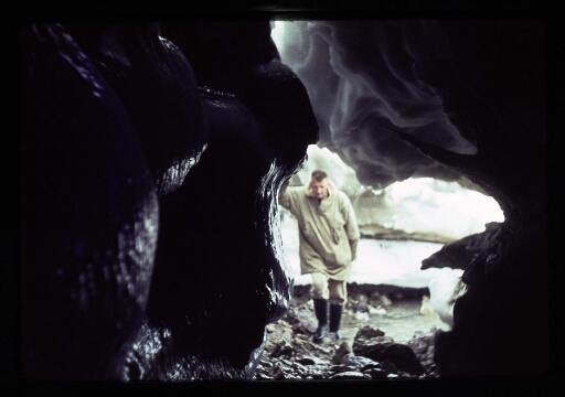 Jean Corbel près d'une grotte sous la glace du Kongsfjord près de la base Corbel- mission CNRS 1964