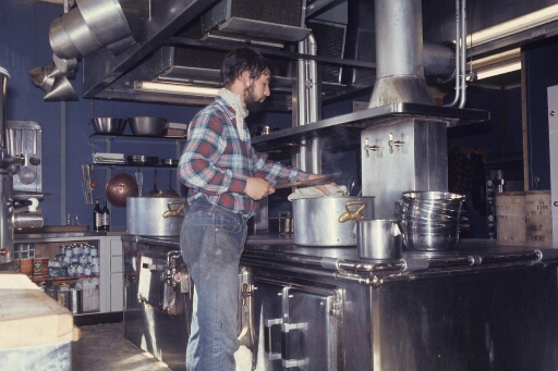 Le bâtiment séjour (Bt n°31) : dans la cuisine, devant le piano, l'excellent cuisinier de l'hivernage 1969, Jacques Meunier-Carus.