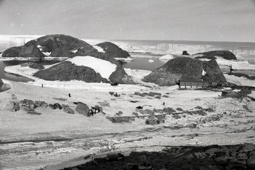 Vue sur la zone de débarquement, le hall des fusées Dragon, les îles du sud puis le glacier de l'Astrolabe.