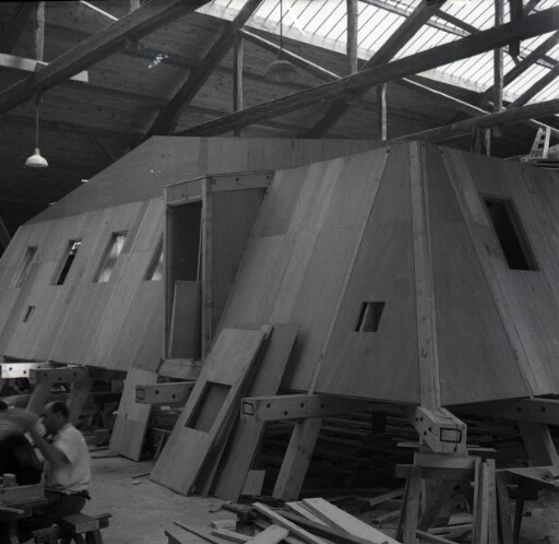 La "gande baraque" future base de Port-Martin, en cours de montage dans les ateliers des "Charpentiers de Paris".