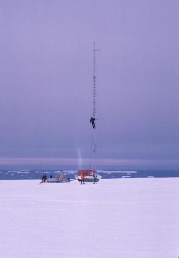 Programme IAGO pour l'étude des vents catabatiques. Sur le continent, à D 10, montage du pylône aérologique, pose des haubans. La côte à l'horizon.