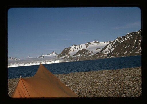 Tente devant un glacier au Spitzberg - mission CNRS 1966 - vue 1