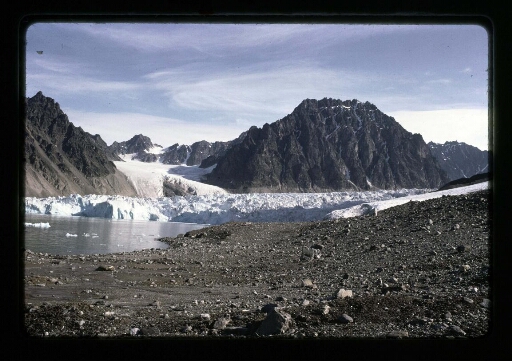 Le glacier de la Baie du Roi entouré de montagnes - mission CNRS 1965- vue 1