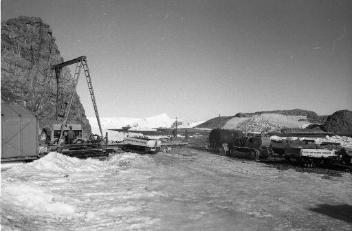 Le chantier près du hall fusées. Les engins de chantier et deux weasels. Lîle Jean Rostand et le glacier de l'Astrolabe.