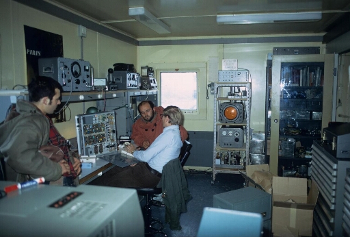 Le bâtiment télécom. (Bt n°46), été 73 : le technicien radio Christian Bazin et le sismologue Pierre Grossmann en conversation (troisième homme non identifié).