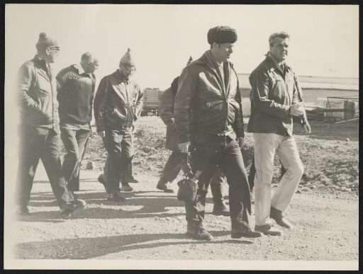 Portrait d'un groupe d'hommes qui marchent sur un chemin d'une base