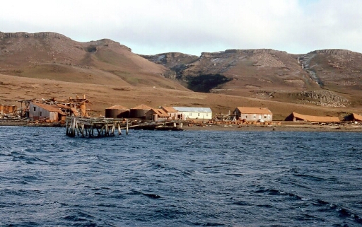 Port Jeanne d'Arc, ancienne station baleinière franco-norvégienne avec vue sur les infrastructures - plan 2