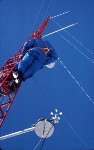 Programme IAGO pour l'étude des vents catabatiques. Sur le continent, à D 10, installation sur le pylône aérologique des divers capteurs (vent, température, pression, humidité…)