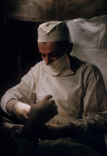 Intervention chirurgicale : dans une salle d'opération improvisée, le médecin Gilbert Goy (à gauche) opère le géophysicien André Lebeau.
