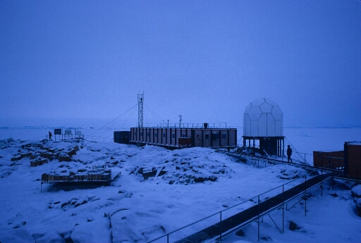 En hiver, au couchant. L'actuelle centrale électrique et celle de l'AGI (56 à 58), l'antenne Caroline. Apparition à l'horizon du vent catabatique.