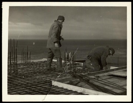 Deux hommes sur un chantier