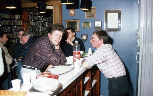 Campagne d'été 1987, au bar de la station - plan 1