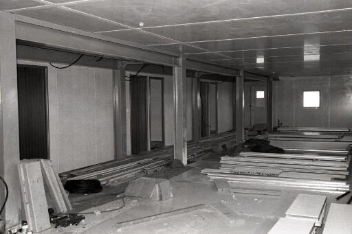 Aménagements intérieurs du bâtiment logement hivernage (n°42) : pose des cloisons Spair.