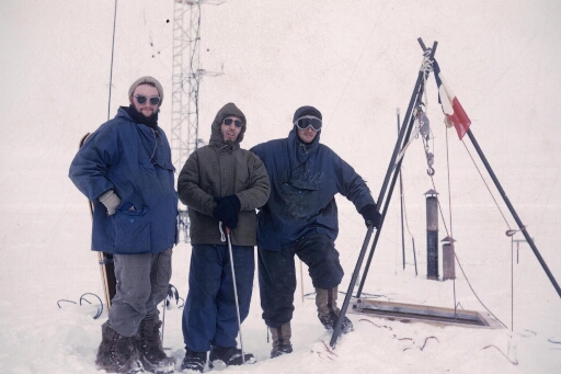 Derniers jours d'hivernage : Roland Schlich, Jacques Dubois et Claude Lorius attendent impatiemment la relève retardée par le blizzard..