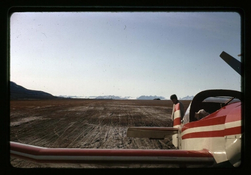 Deux hommes dans un avion à Longyearbyen - mission CNRS 1964 - vue 2