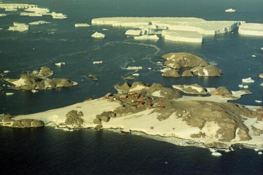 Survol de l'île des Pétrels et des îles de l'est en direction des icebergs détachés de l'Astrolabe.