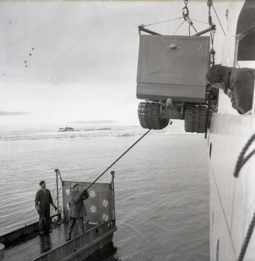 Déchargement du Norsel d'un weasel sur une barge de débarquement.