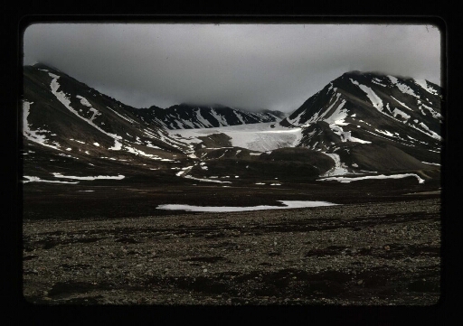 Plage devant un petit glacier - mission CNRS 1966 - vue 3