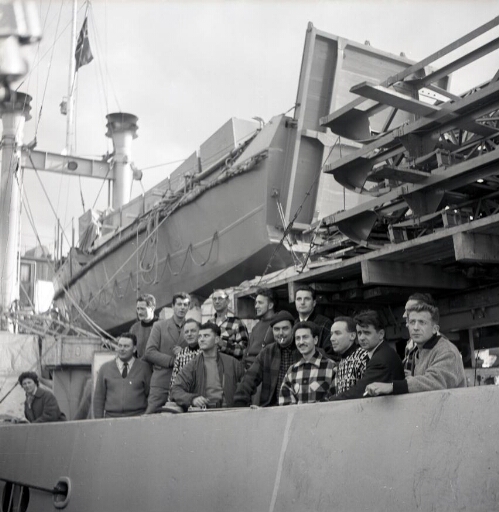 Les membres de la mission1956 sur le pont du Norsel, avant l'appareillage.
