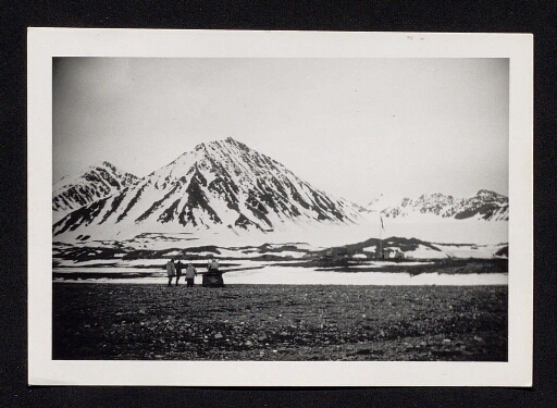 Quatre hommes dans un paysage de l'Arctique au Spitzberg mission CNRS 1964