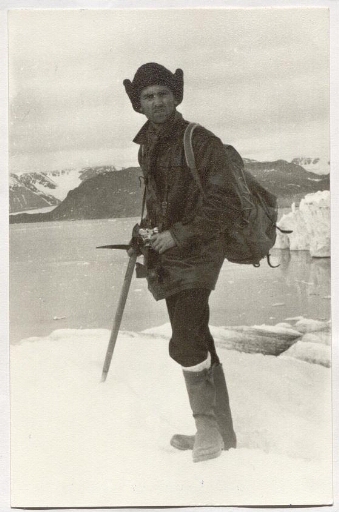 Yvon Moign debout sur un glacier