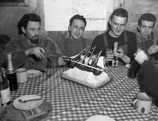 Repas de 14 juillet : Raoul Desprez, Michel Barré, André Prudhomme et Claude Tisserand devant le gâteau.