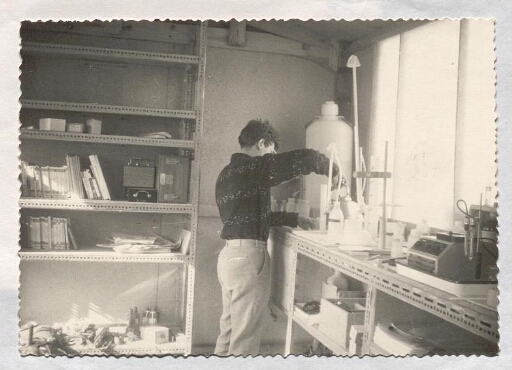 Roland Muxart dans son laboratoire - plan 2