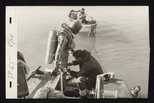 Préparation avant la mise à l'eau des plongeurs - mission du CNRS 1965