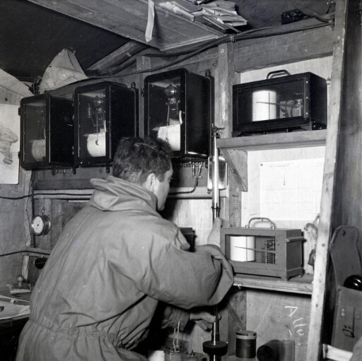 Le météorologiste Henri Boujon devant les enregistreurs installés à l'intérieur de la base.