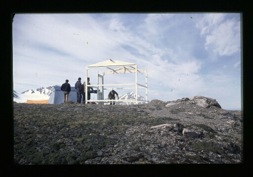 Construction de la base Corbel durant le mois d'août 1965 - mission CNRS 1965 - vue 2