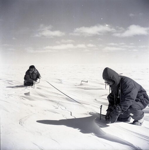 Roland Schlich et Bertrand Imbert installent des géophones pour déterminer l'épaisseur du névé près de la station.