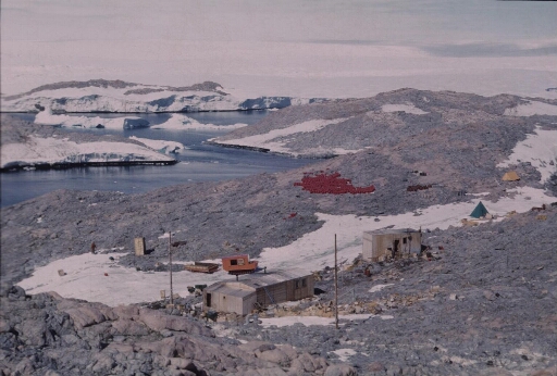 La base Marret en voie d'achèvement. A l'arrière-plan, le nunatak du Bon Docteur et le continent.